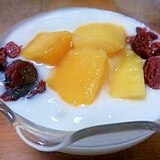 朝食に(＾＾）冷凍マンゴーとベリーのヨーグルト